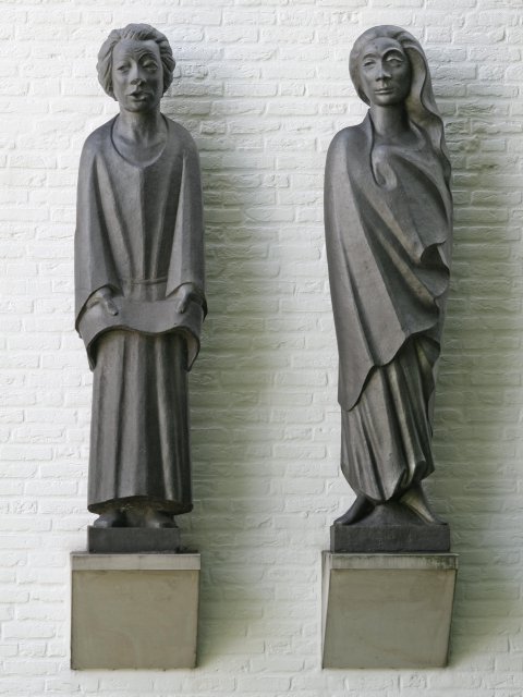 Ernst Barlach: »Der Sänger« (links) und »Frau im Wind« (rechts) aus der »Gemeinschaft der Heiligen« (1931/32)